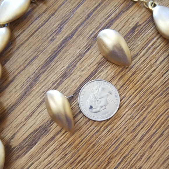 Vtg Necklace and Earrings in Goldtone - Picture 2 of 4